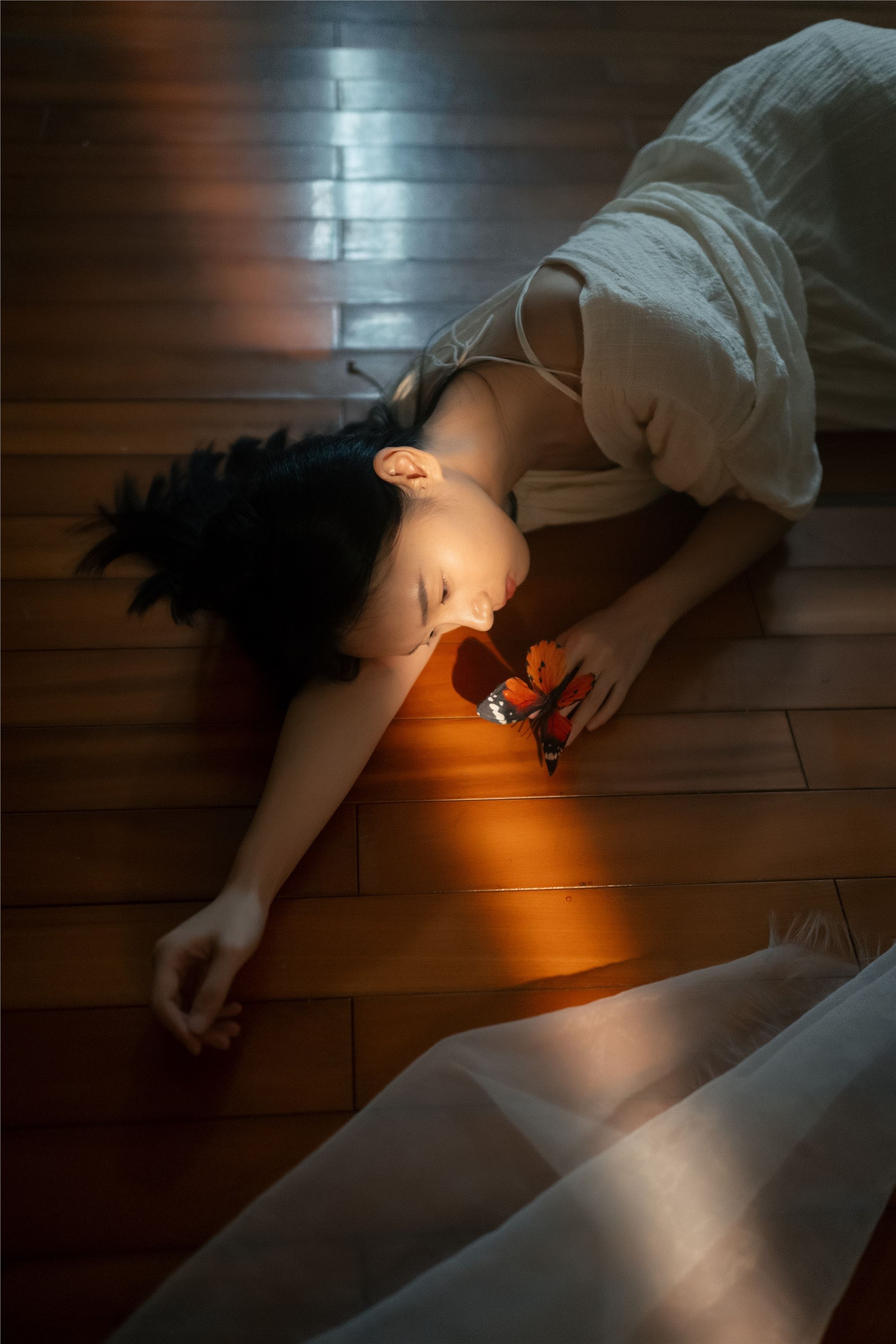 YITUYU艺图语 2025.02.06 她从光里来 方休。